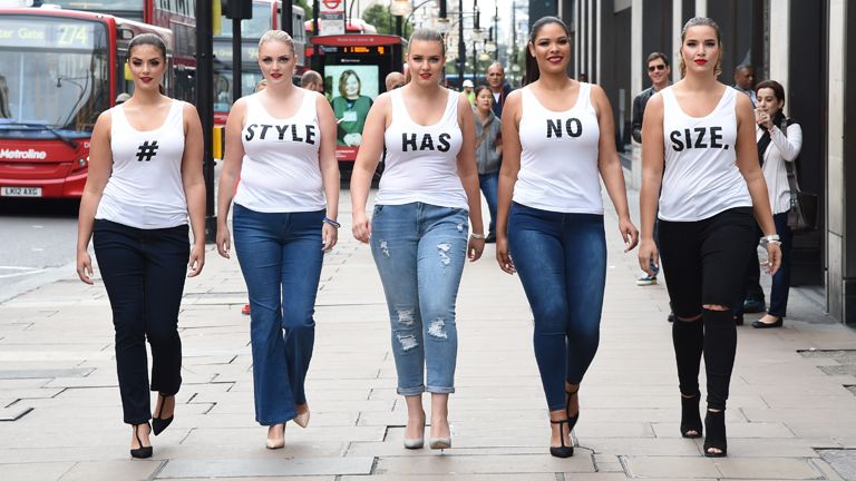Modellek a plus size divat egyenjogúságát hirdetik #stylehasnolimits feliratos trikóikkal (Fotó: Getty Images)