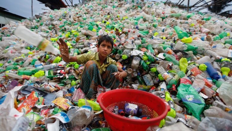 Műanyag-újrahasznosító telep Bangladesben (fotó: Mehedi Hasan/NurPhoto)