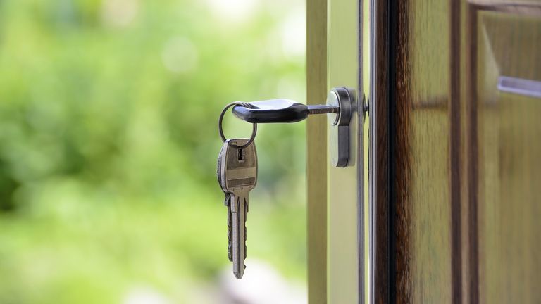 ajtó kulcs házaló ügynök beengedni