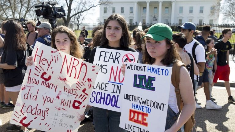Amerikai diákok tüntetése a floridai lövöldözés után (forrás: MTI / EPA / Michael Reynolds