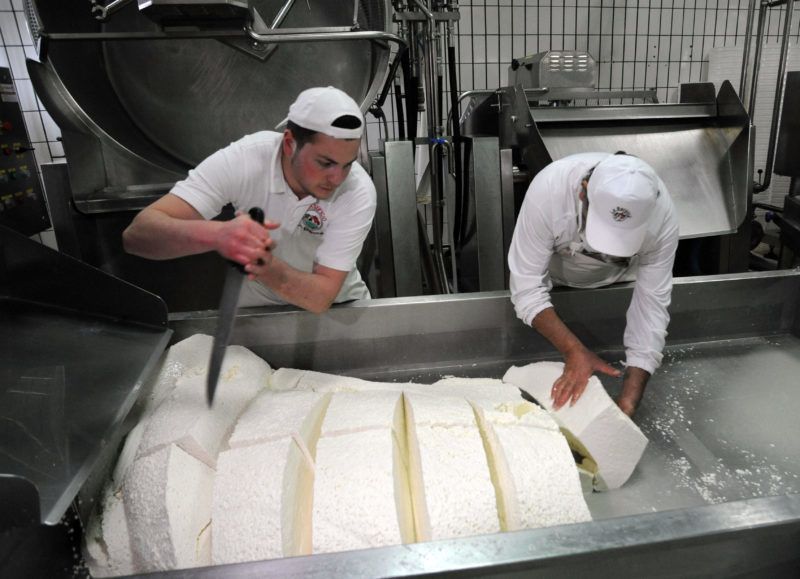 Készül a mozzarella a nápolyi Baronia sajtkészítő műhelyben (Fotó: Chris Warde-Jones/Bloomberg via Getty Images)