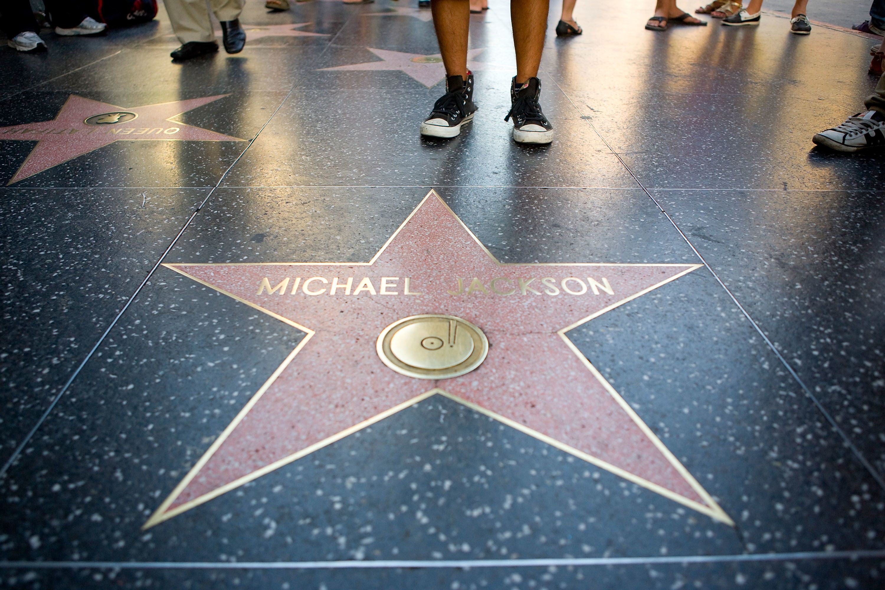 Naponta több ezer ember látogatja meg Michael Jackson csillagát a Walk of Fame-en - Fotó: Getty Images