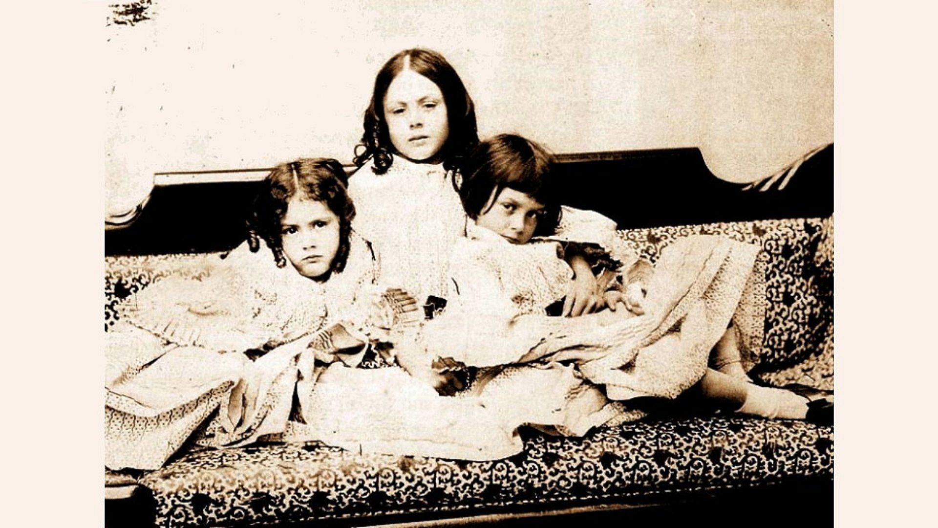 Alice Liddell (jobbra) és testvérei (Forrás: Wikipedia)