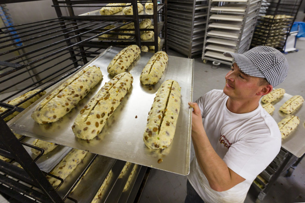 Készül a stollen egy drezdai pékségben (Fotó: Joern Haufe/Getty Images)