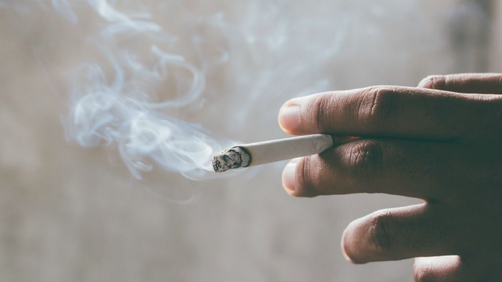 Életbe lépett a törvény, szinte majdnem minden zárt térben tilos a dohányzás