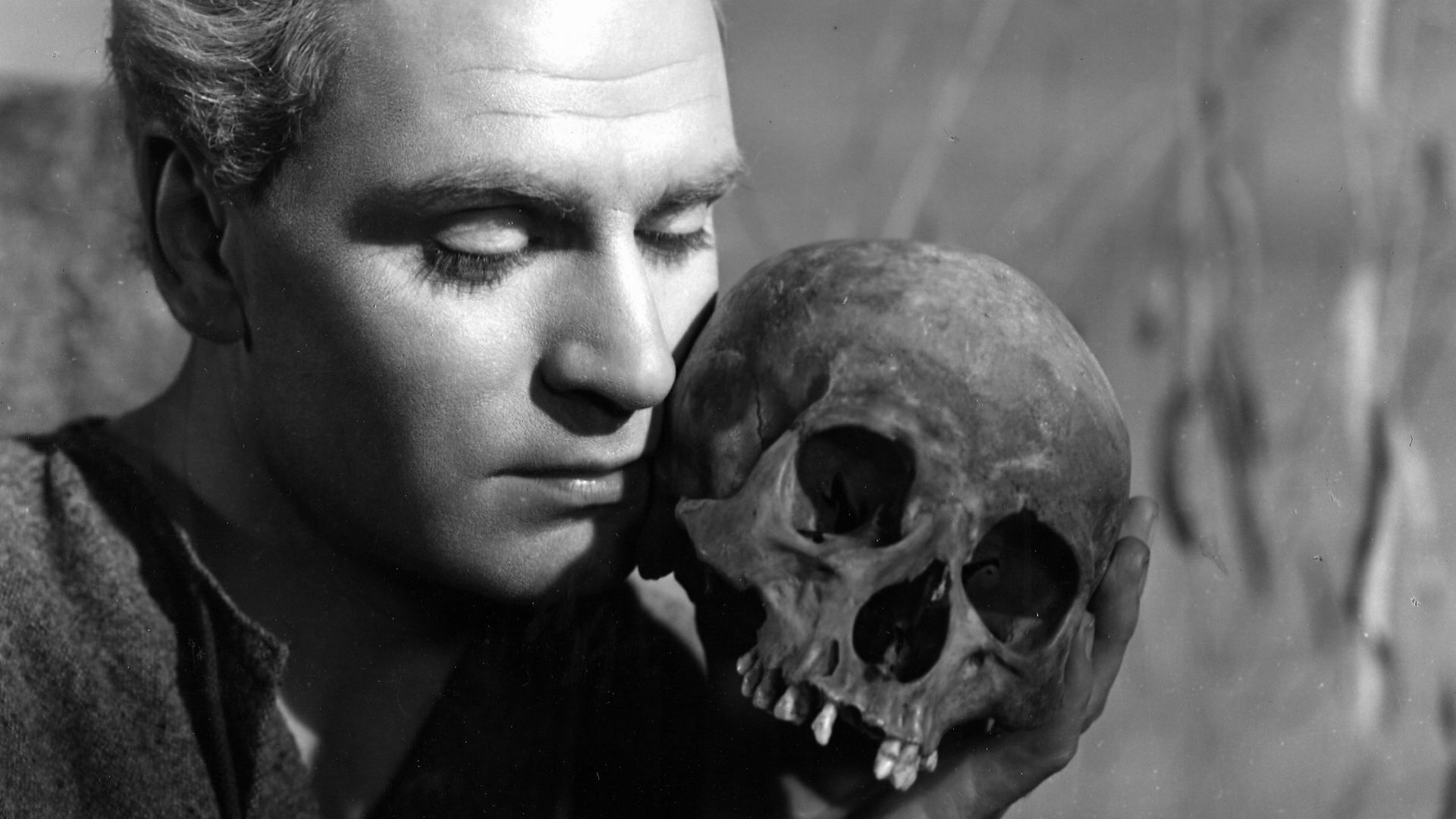 Laurence Olivier mint Hamlet, valamint Yorick (fotó: Youtube)