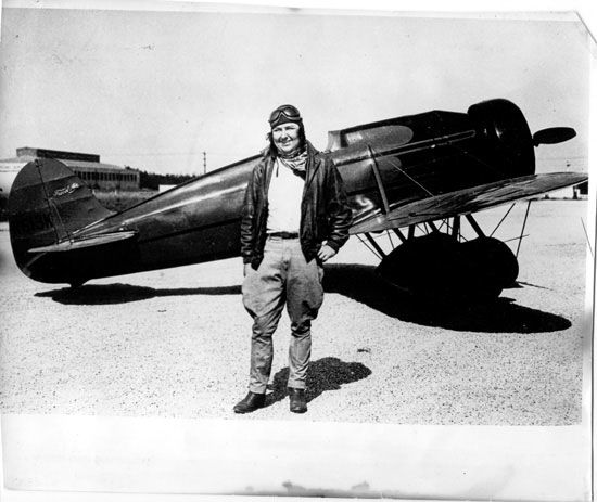 Pancho Barnes és a rekorddöntő Travel Air Type R Mystery Ship repülőgép (Fotó: Wikipedia)