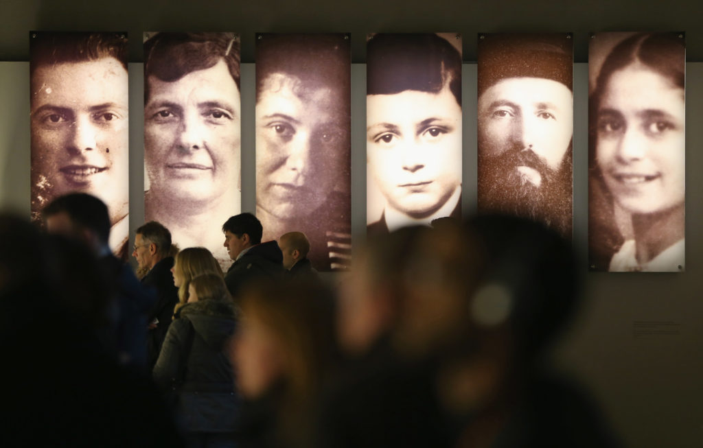 Látogatók a berlini Holokauszt Emlékközpontban (Fotó: Sean Gallup/Getty Images)