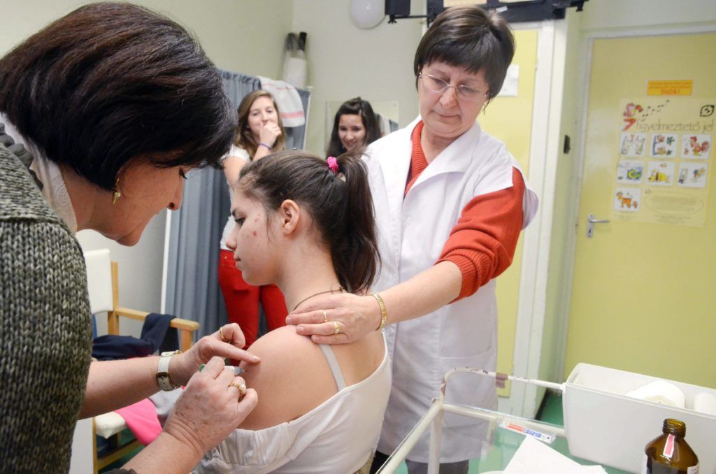 HPV elleni védőoltást kapnak egy szolnoki általános iskola tanulói (MTI Fotó: Mészáros János)