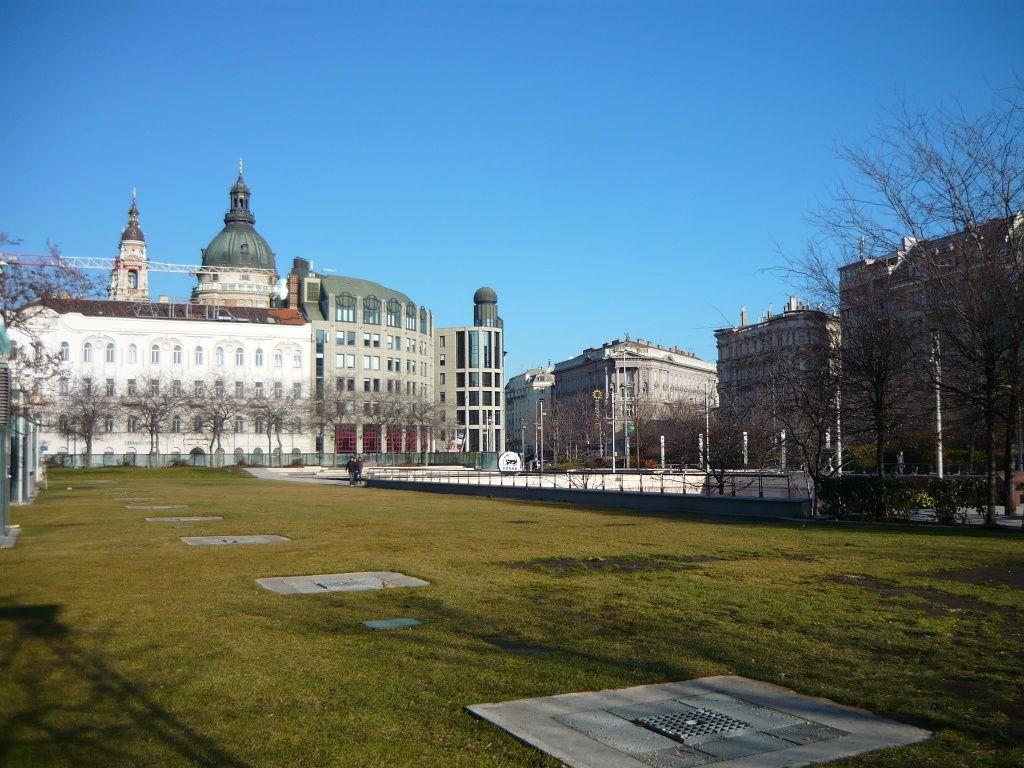 Az Erzsébet tér napjainkban (fotó: Wikipedia)