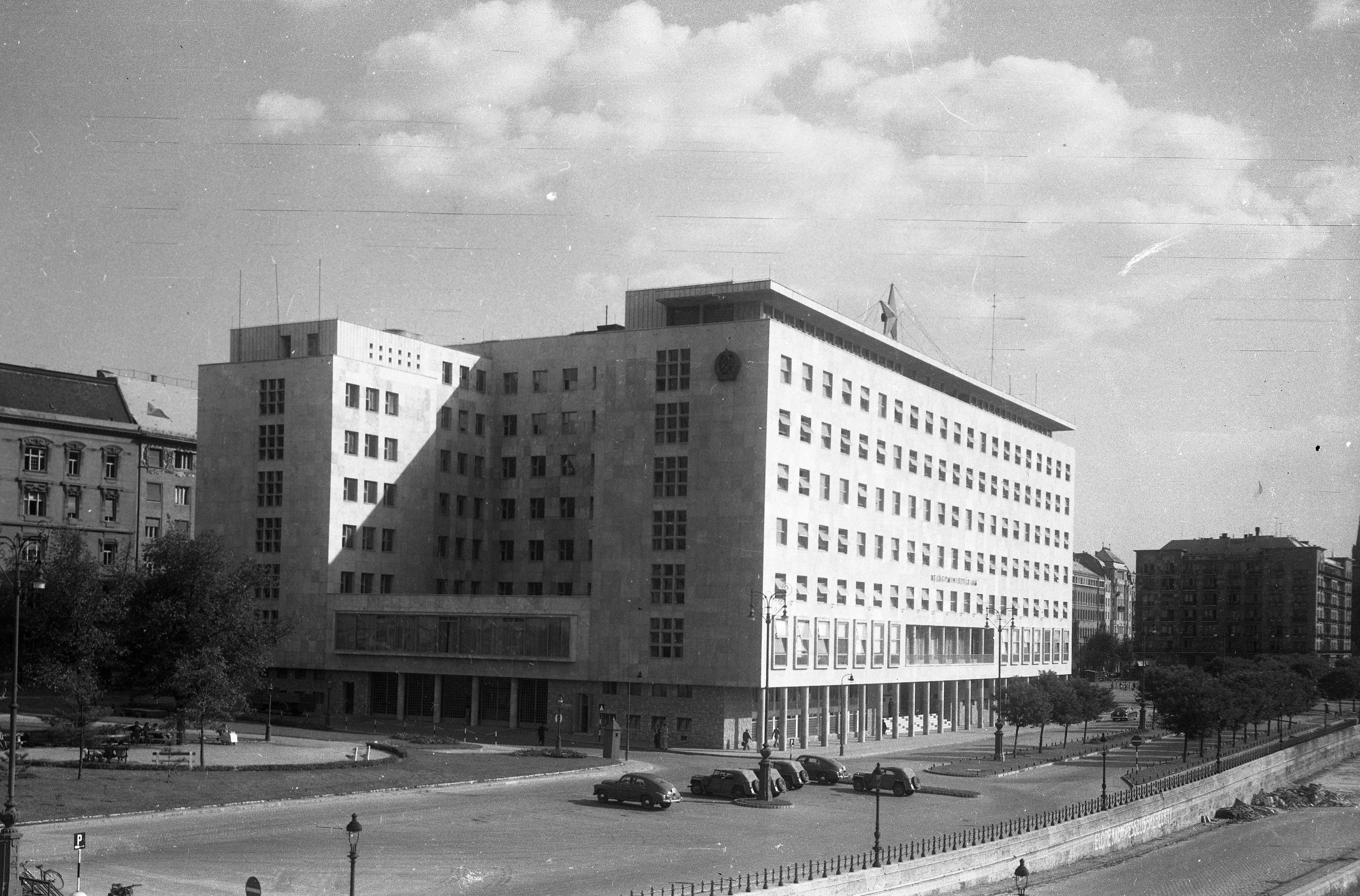 Jászai Mari tér és a Széchenyi rakpart a Margit hídról nézve, szemben a Belügyminisztérium épülete, a mai Képviselői Irodaház, 1950 (forrás: Fortepan)