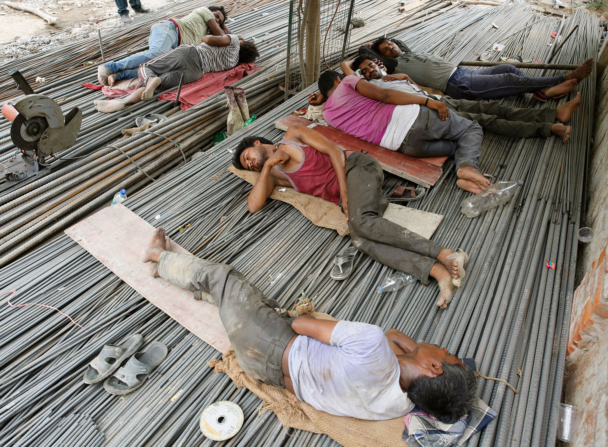 Munkások pihennek az árnyékban Alláhábádban 2019. június 13-án. Indiában hőhullám tombol, a hőmérséklet régiótól függően meghaladja a 36-48 Celsius-fokot. Fotó: MTI/AP/Radzses Kumar Szingh
