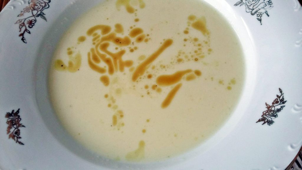Gyönyörű mintákká rendeződik az olaj a levesen (Fotó: Belső Olga)