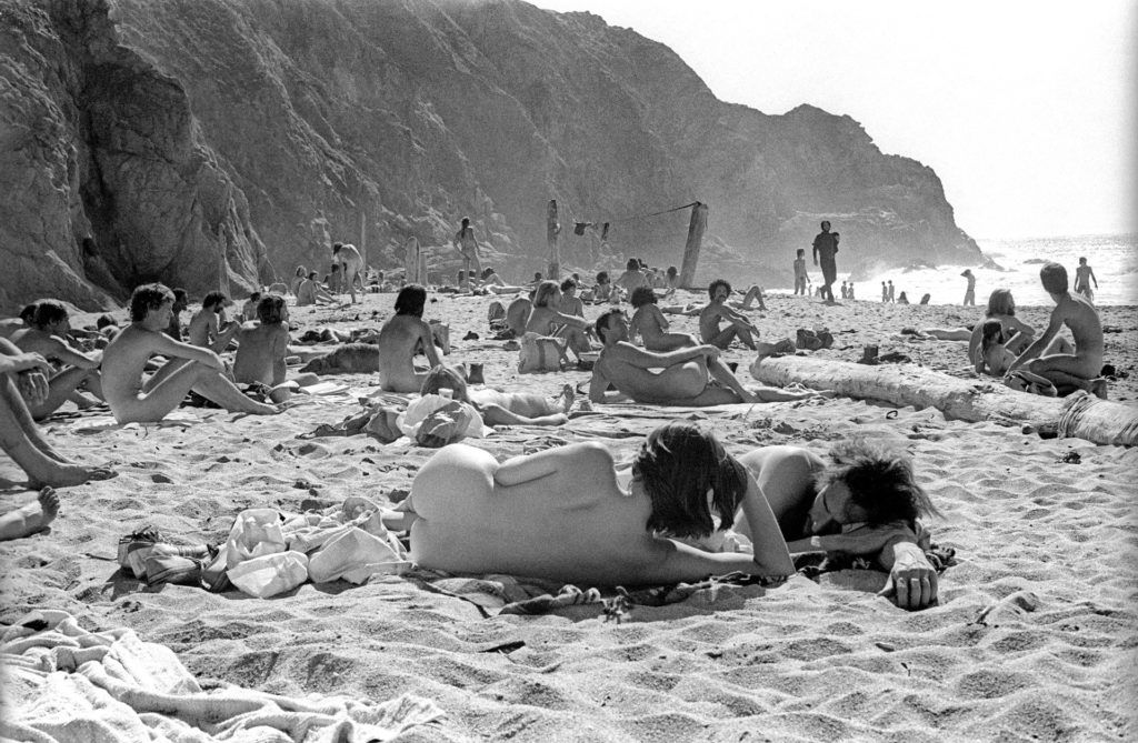 Nudisták a 70-es években egy kaliforniai strandon (Fotó: Robert Altman/Michael Ochs Archives/Getty Images)