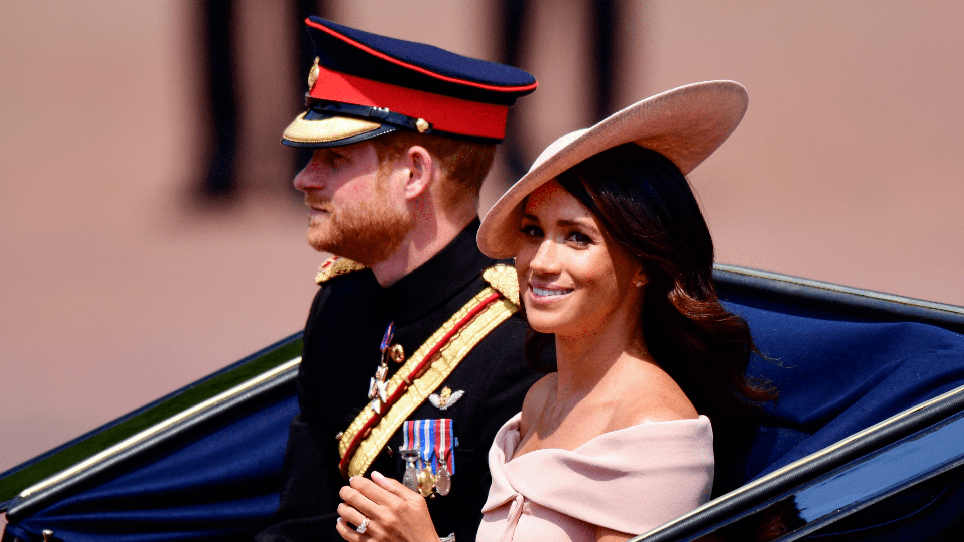 Meghan Markle és Harry herceg megérkezik a Buckingham-palotához a 2019-es Trooping the Colour katonai parádén (Fotó: James Devaney/FilmMagic/Getty Images)