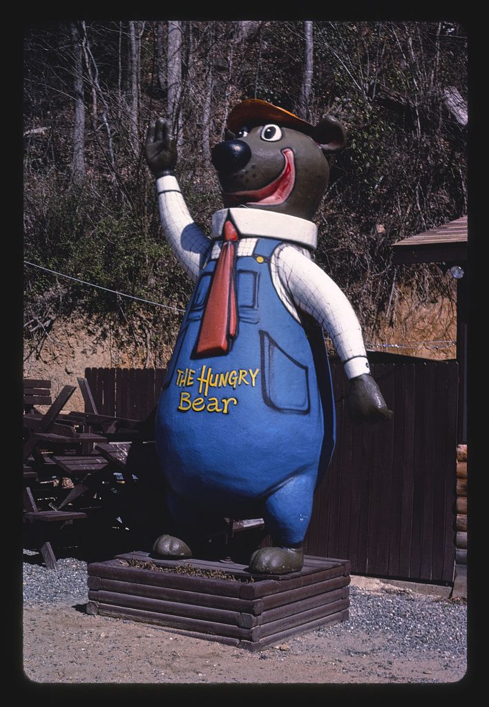 Medveszobor a The Hungry Bear étteremnél, Chimney Rock, North Carolina, 1988