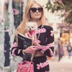 Paris Hilton és kiskutyája reklámfotón