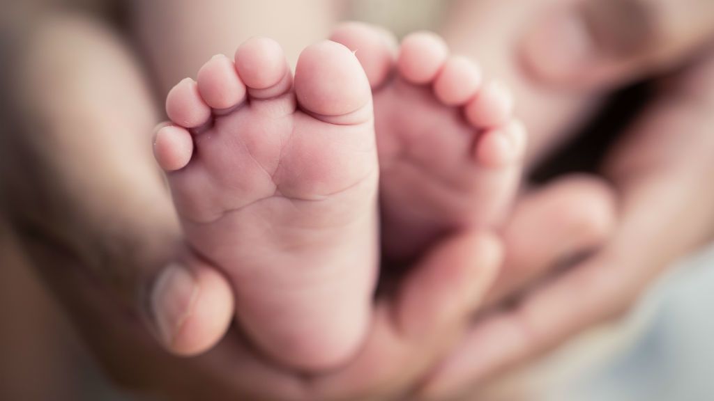 baba szülő láb