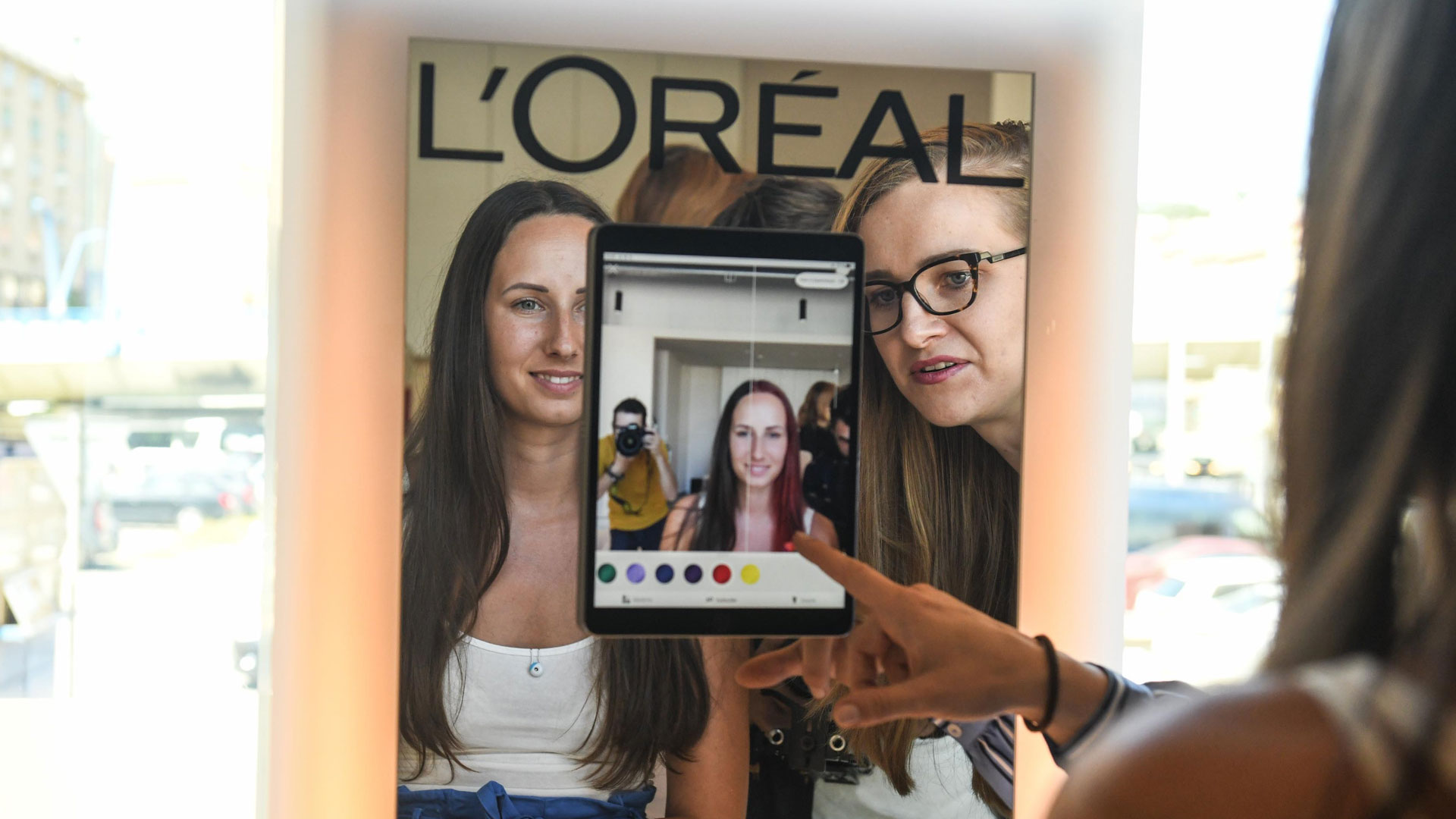 A kiterjesztett valóság segítségével azonnal látható, hogyan állna egy új hajszín (Fotó: L'Oréal)
