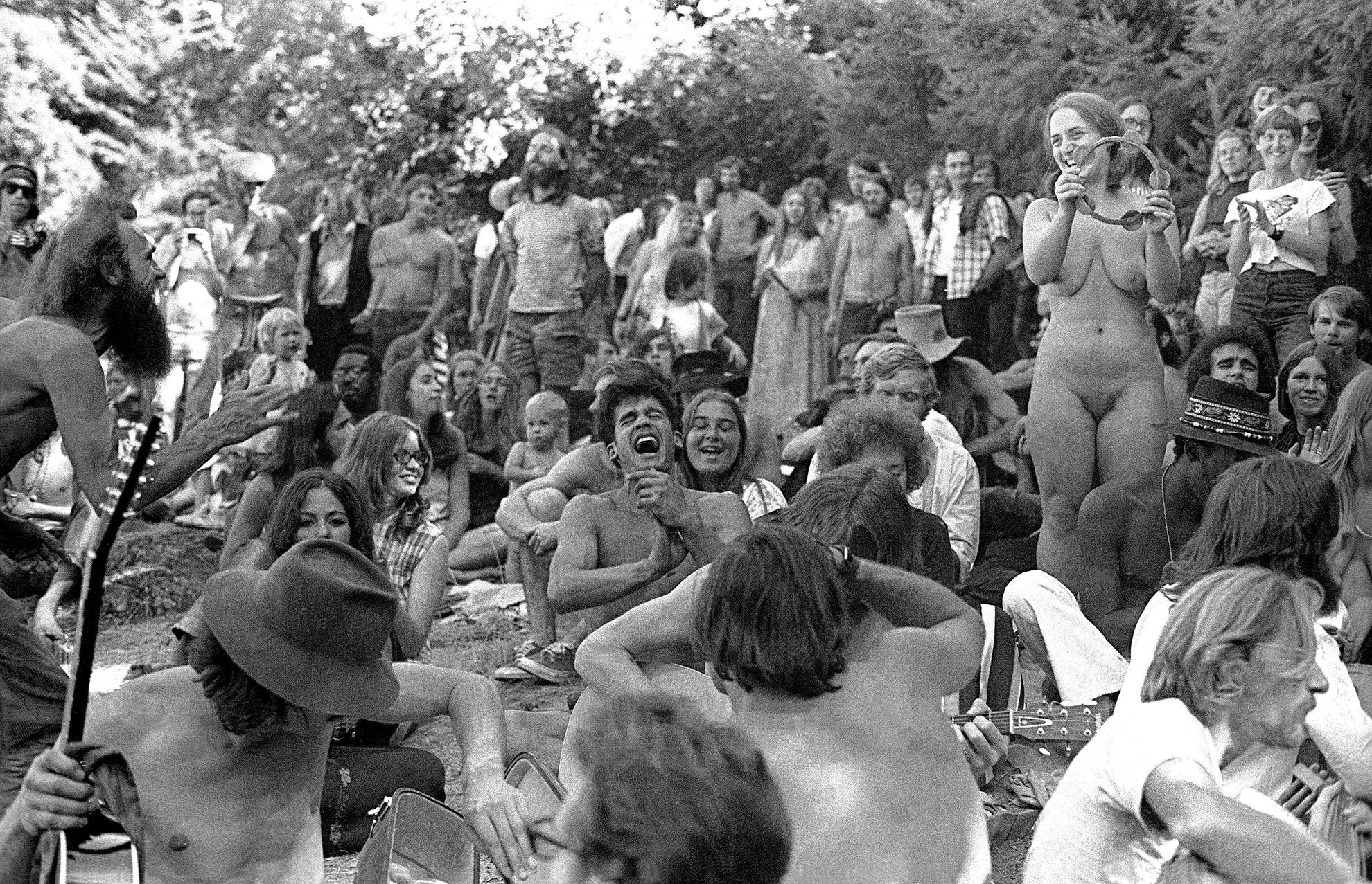 Meztelen nő taburinnal egy hippi rendezvényen