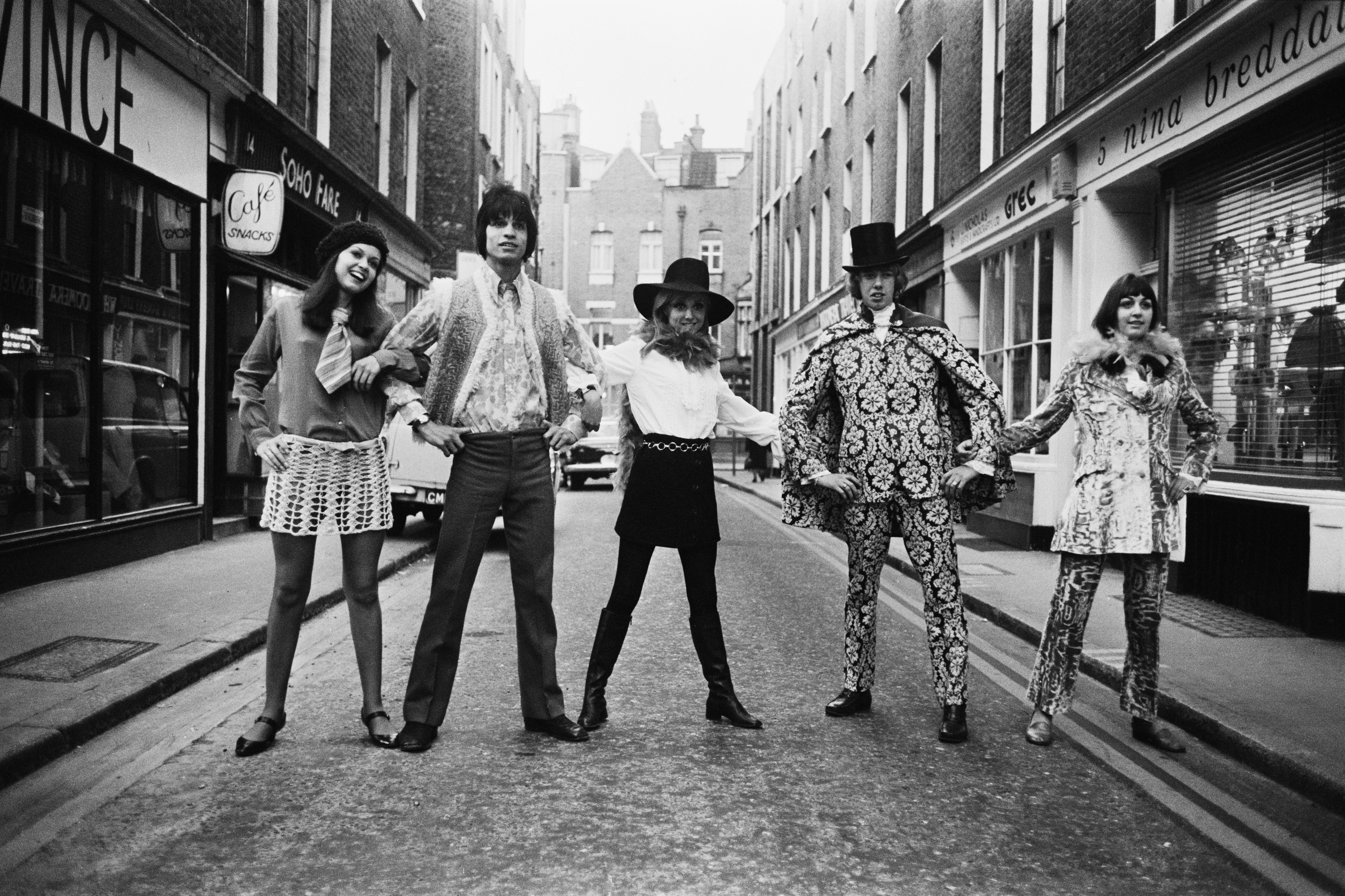 Menő fiatalok a londoni Carnaby Streeten, a hatvanas években (Fotó: R. Powell / Daily Express / Getty Images)
