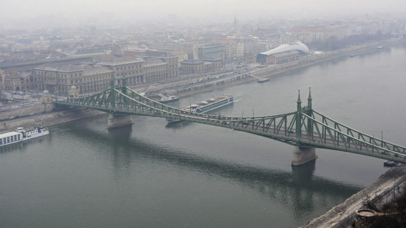 budapest szabadság híd köd eső tél