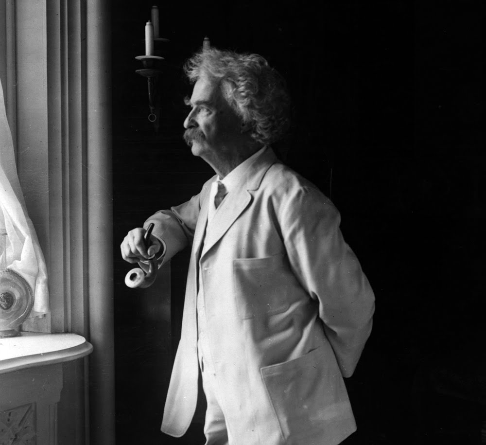 Az idős Mark Twain elmaradhatatlan fehér öltönyében (fotó: Wikipedia)