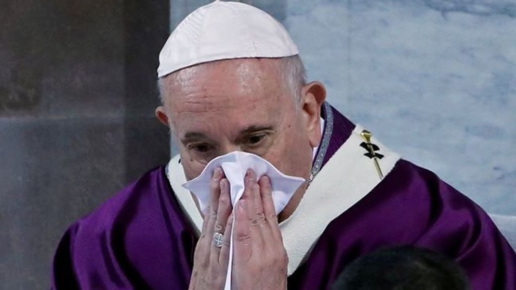 Ferenc pápa orrot fúj (forrás: Vatican News)