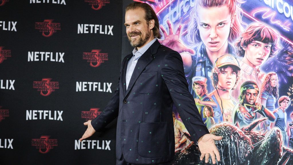 Kopasz David Harbourral sokkol a Stranger Things új ...