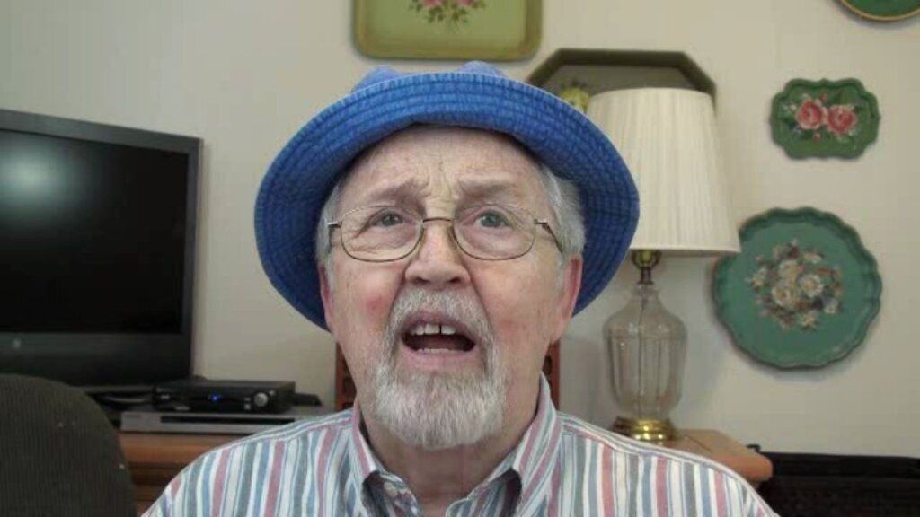 Az idős férfinak a főzős videók okoznak örömet (Fotó: oldmansteve.com)