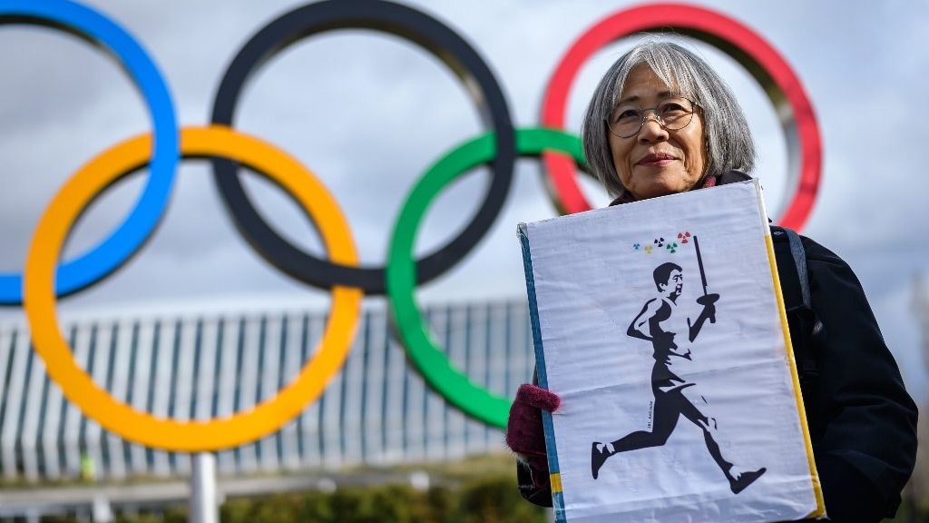 A tokiói olimpia megrendezése ellen tüntető nő (fotó: Fabrice COFFRINI / AFP)