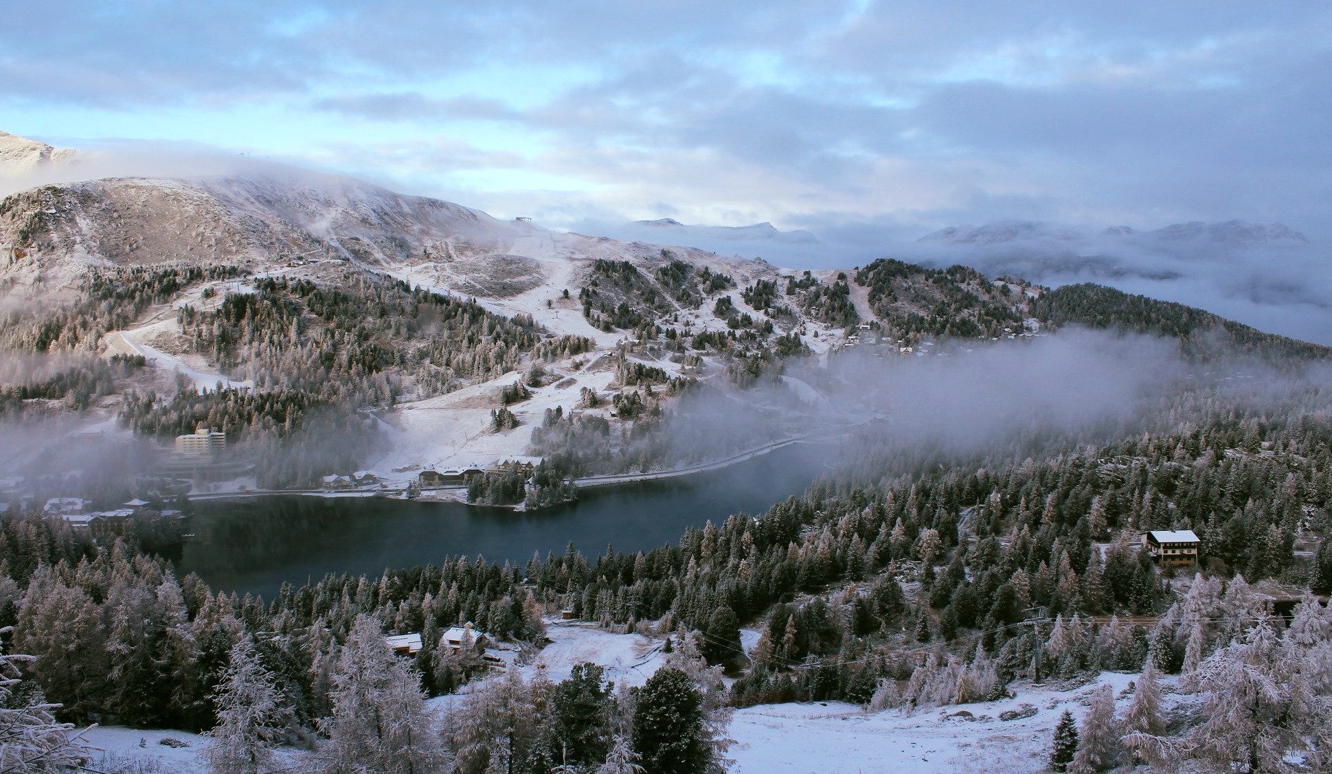 A Turrachi-tó a pályákról nézve. Novemberi fotó, december végére már jégtakaró fedte a tavat. / Fotó: Turracher Höhe Facebook
