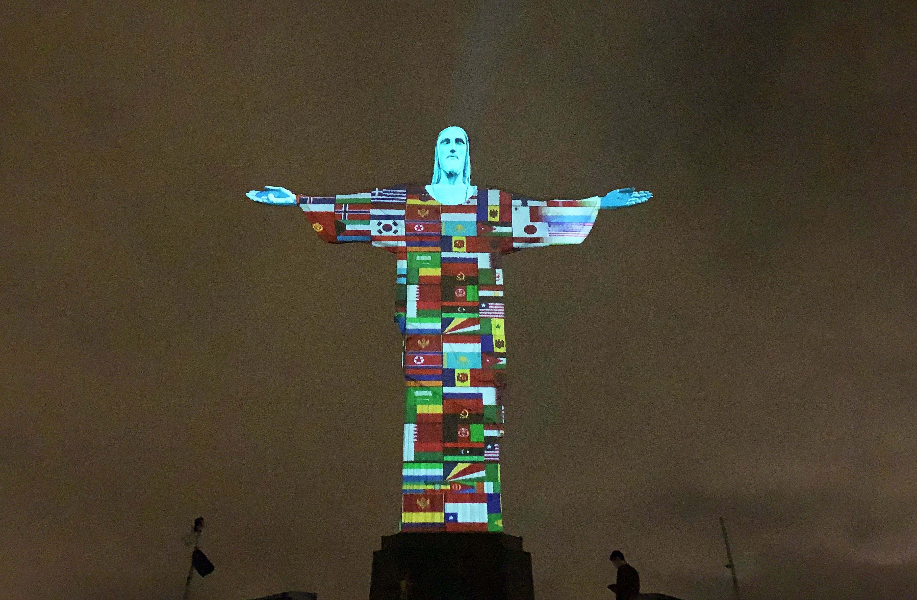 Fényfestéssel vetítették ki a koronavírus-járványban érintett országok zászlóit a Rio de Janeiro-i Megváltó Krisztus szoborra 2020. március 18-án (Fotó: Florian Plancheur / AFP)