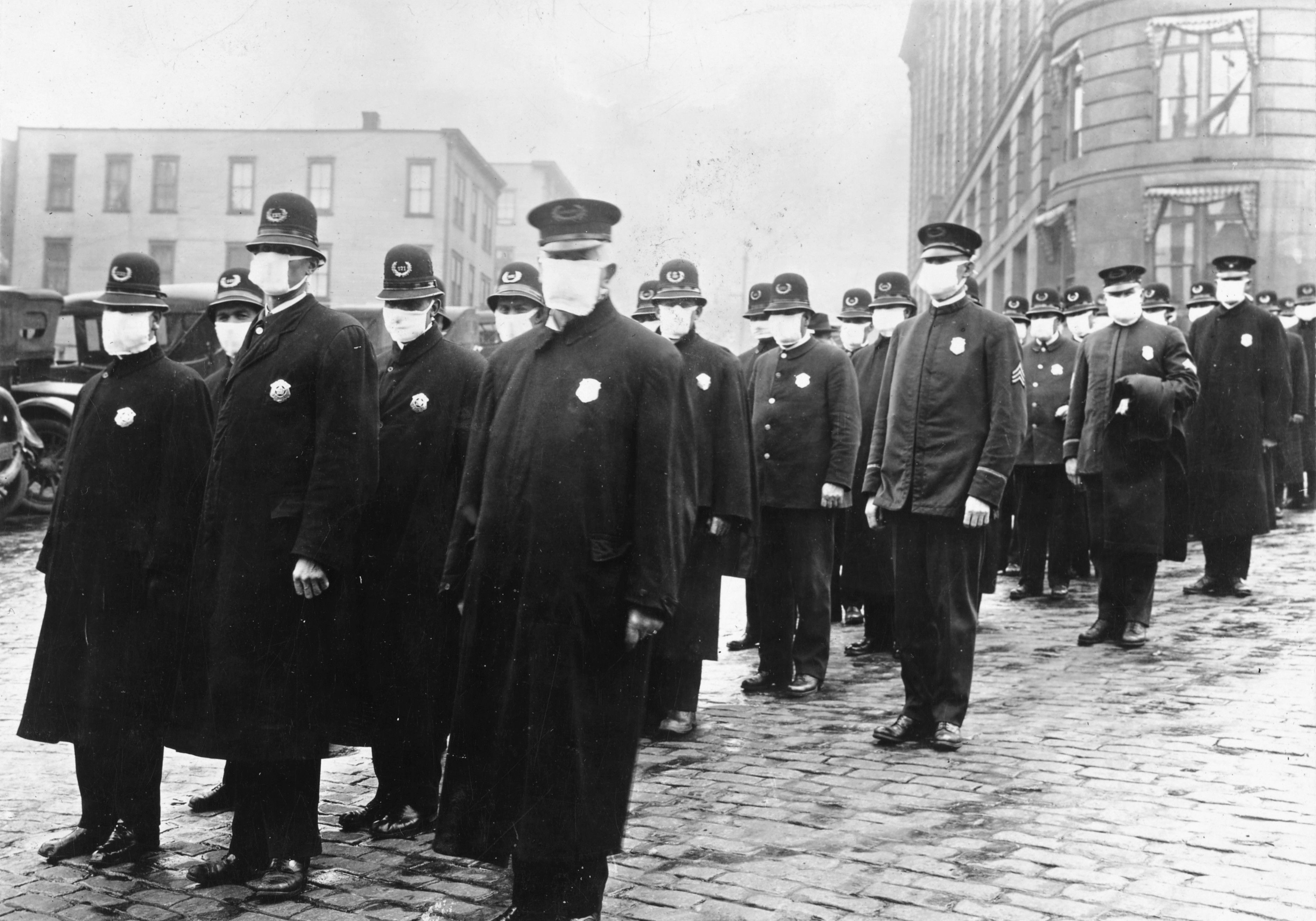 Seattle-i rendőrök védőmaszkban a spanyolnátha-járvány idején (fotó: Wikipedia)