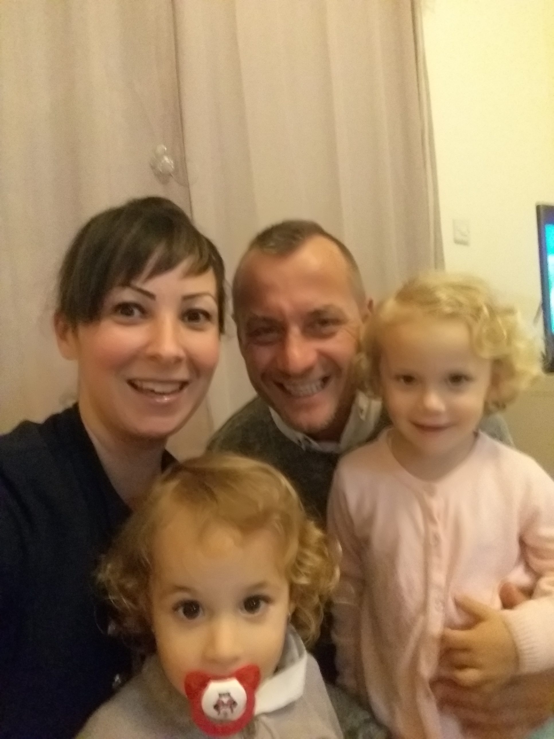 Molnár Anita a családjával Pafoson lakik