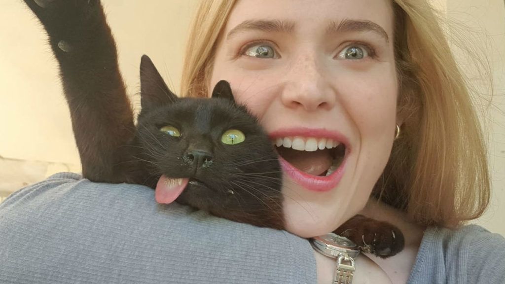 A cica alsó állkapcsának felét elveszítette a pitbull támadásban, ezért lóg ki a nyelve.Margot Riemer facebook