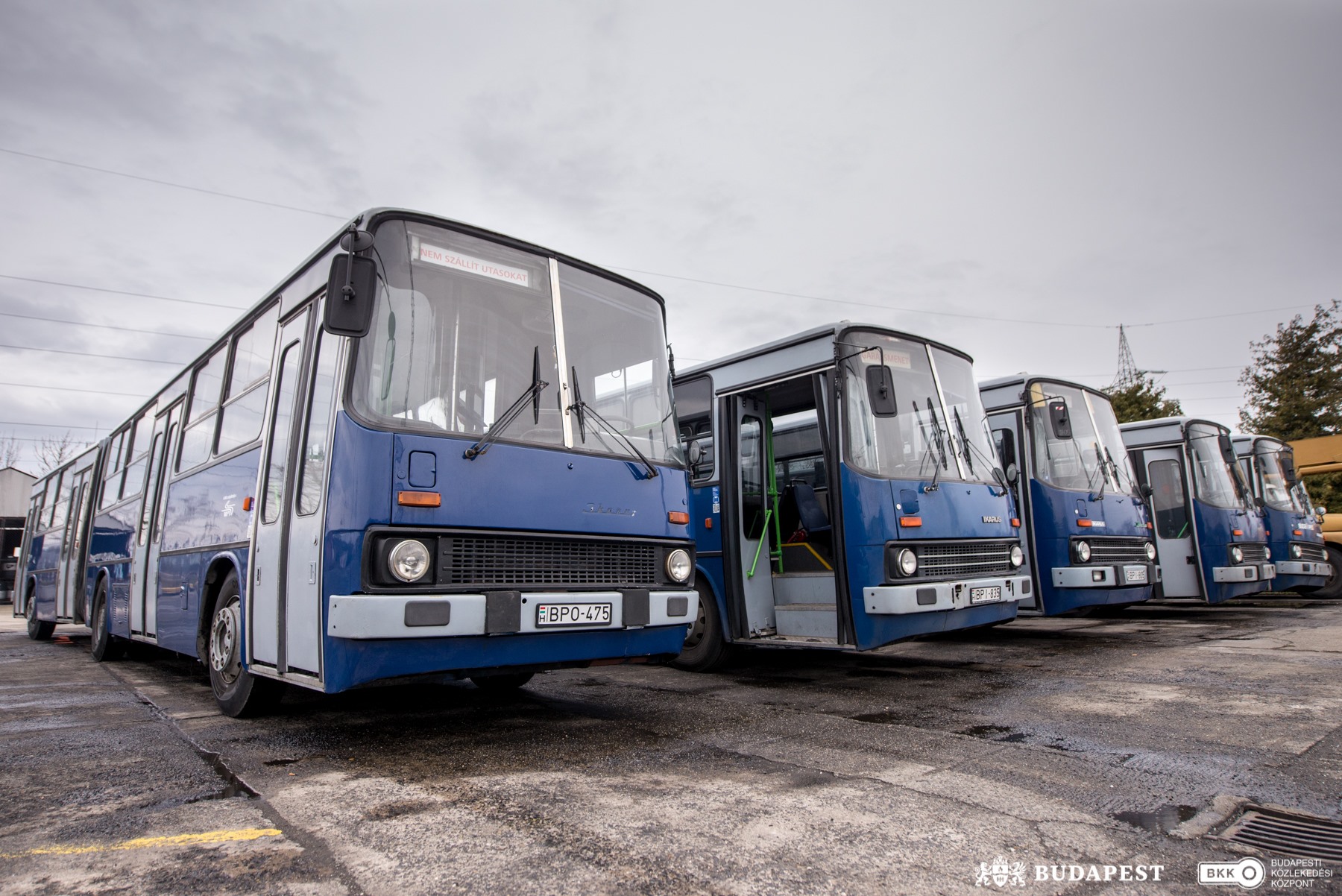 Forgalomból kivont 34 éves buszok a BKK-nál