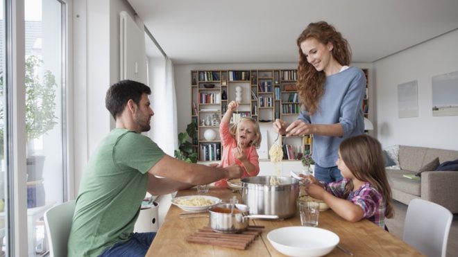 Hétköznapi családi ebéd (Fotó: Getty Images)