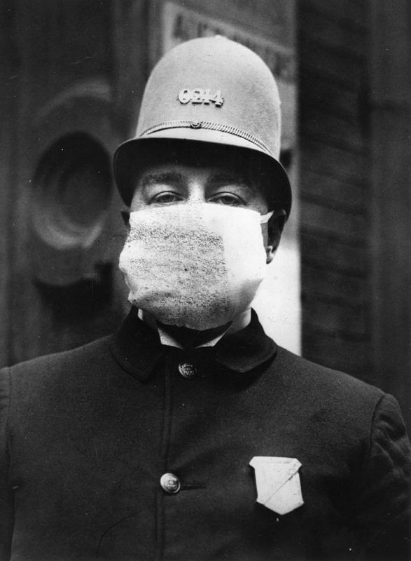 An American policeman wearing a 'Flu Mask' to protect himself from the outbreak of Spanish flu following World War I. (Photo by Topical Press Agency/Getty Images)