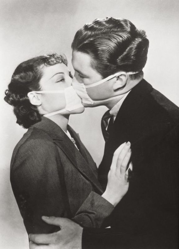 UNSPECIFIED - JANUARY 01: Film kiss with protective mask to prevent infection during a flu epidemic in Hollywood. Photography. 1937. (Photo by Imagno/Getty Images) [Filmprobe einer Kussszene mit Schutzmaske, um eine in Hollywood aufgetrenene Grippeepidemie zu verhindern. Hollywood. Photographie. 13.02.1937.]