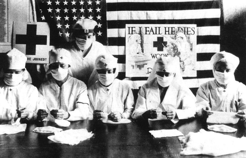 UNSPECIFIED - JANUARY 27: Red Cross volunteers fighting against the spanish flu epidemy in United States in 1918 (Photo by Apic/Getty Images)