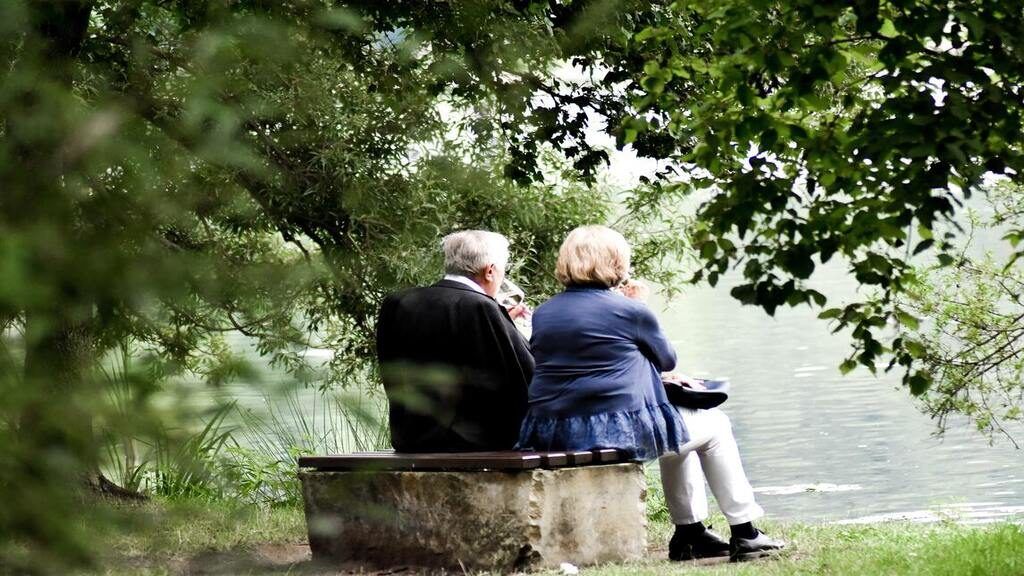 Az biztos, hogy nem unatkozik az idős házaspár a karantén alatt. Fotó: Sven Mieke on Unsplash