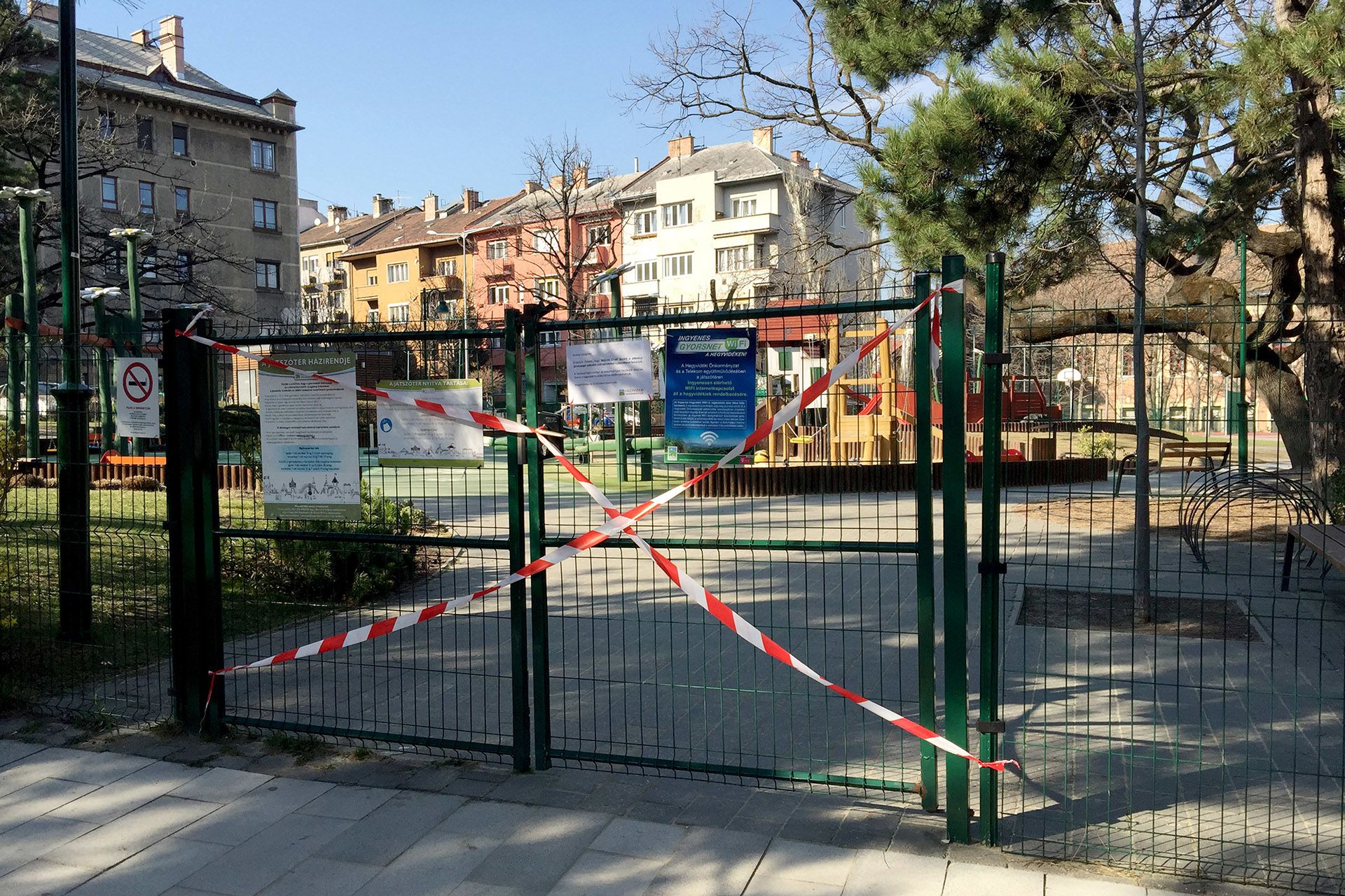 Az új koronavírus-járvány terjedésének megfékezése érdekében bezárt játszótér kapuja a XII. kerületi Margaréta utcában 2020. március 16-án. Fotó: MTI/Lakatos Péter