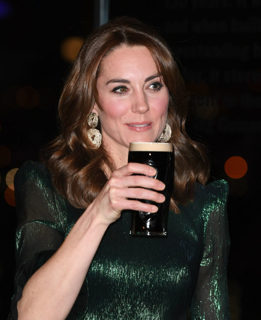 Katalin hercegné fényes zöld ruhájában sörözött az írországi brit követ, Robin Barnett fogadásán, amelyet a Guinness Storehouse Gravity bárjában tartottak (Fotó: Pool/Samir Hussein/WireImage)