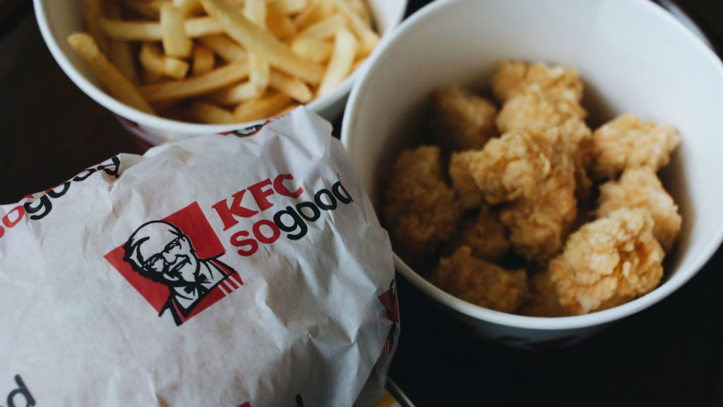 Majdnem 200 panasz után vette le KFC a reklámot a koronavírus-járványra való tekintettel. Fotó: Aleks Dorohovich on Unsplash