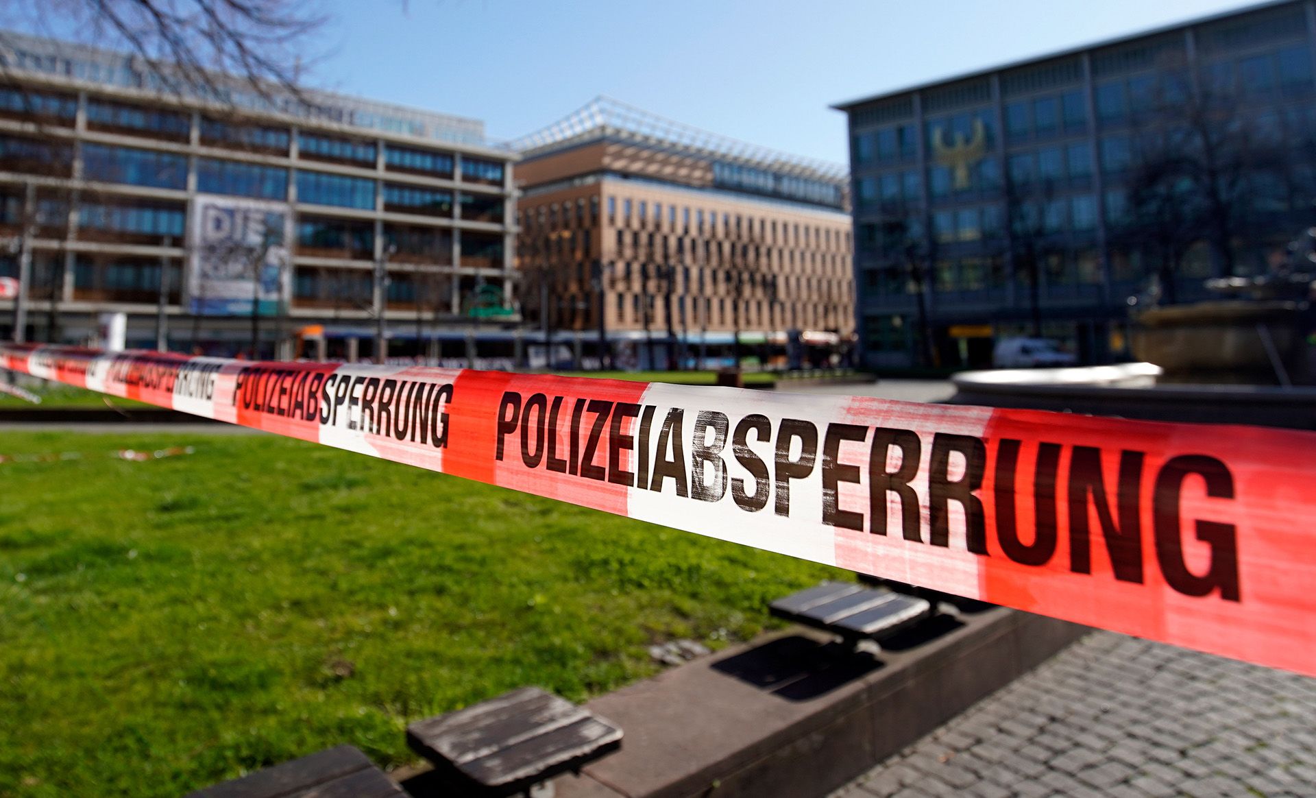 Rendőrségi szalaggal elkerített tér Mannheimben 2020. március 23-án. Németországban 26220-ra nőtt a koronavírussal fertőzöttek száma, 111-en életüket veszítették a betegségben. Fotó: MTI/EPA/Ronald Wittek