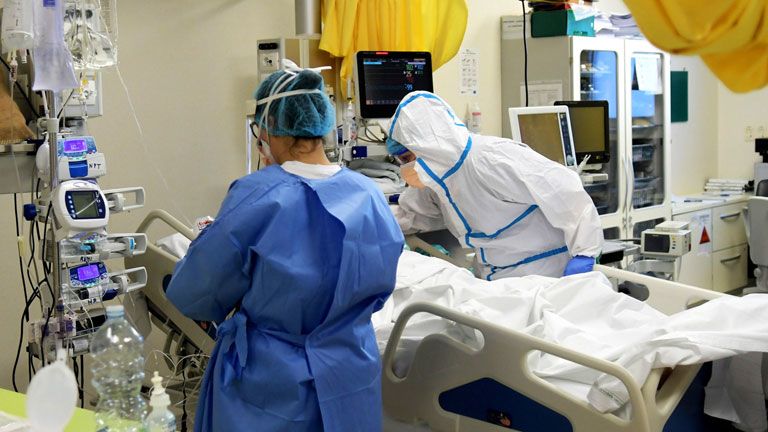 Koronavírussal fertőzött beteget ápolnak a milánói Vizzolo Predabissi kórház intenzív osztályán - Fotó: MTI/EPA-ANSA/Andrea Canali