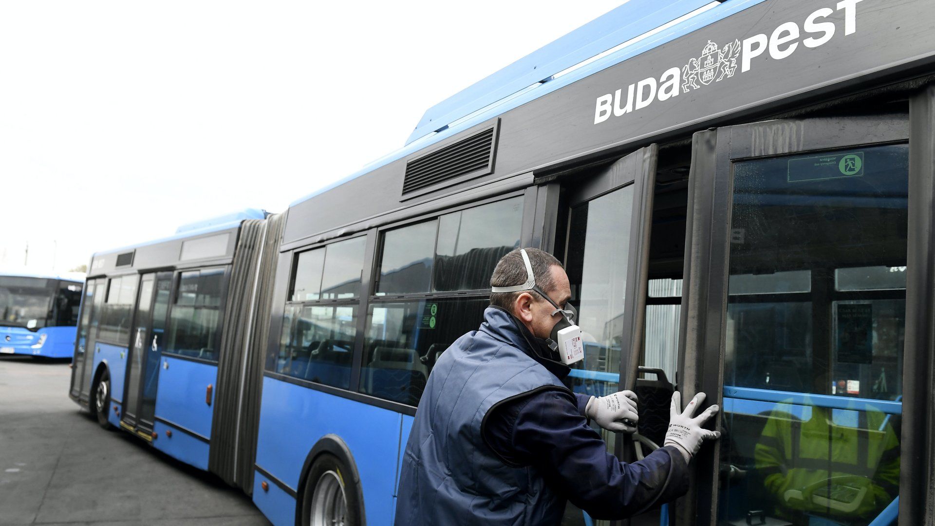 A BKV Dél-pesti telepén ózonos eljárással fertőtlenítik az autóbuszok utasterét 2020. március 26-án (Fotó: MTI/Koszticsák Szilárd)