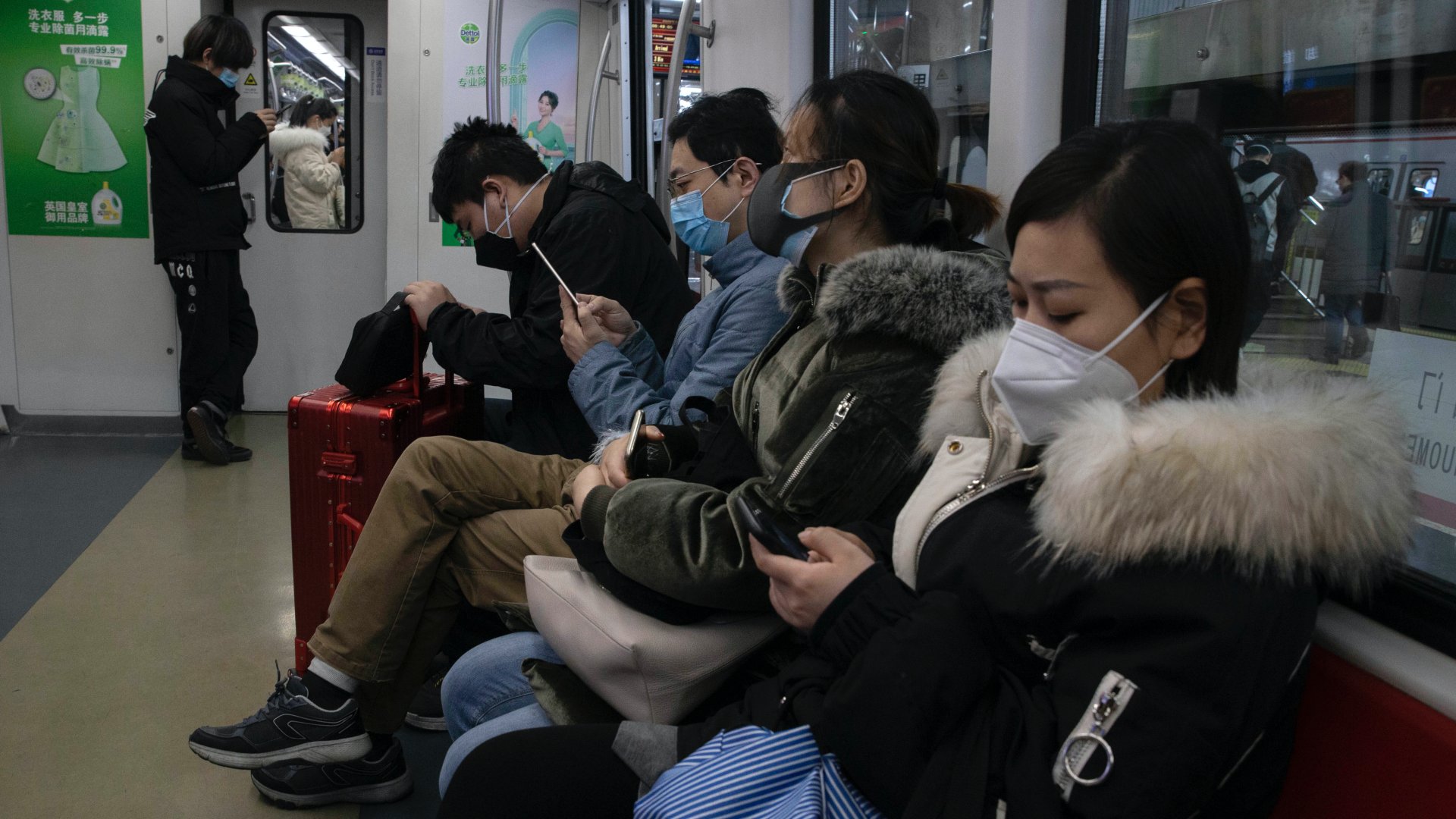 Utasok egy pekingi metrókocsiban a reggeli csúcsforgalom idején, 2020. március 9-én (Fotó: MTI/AP)