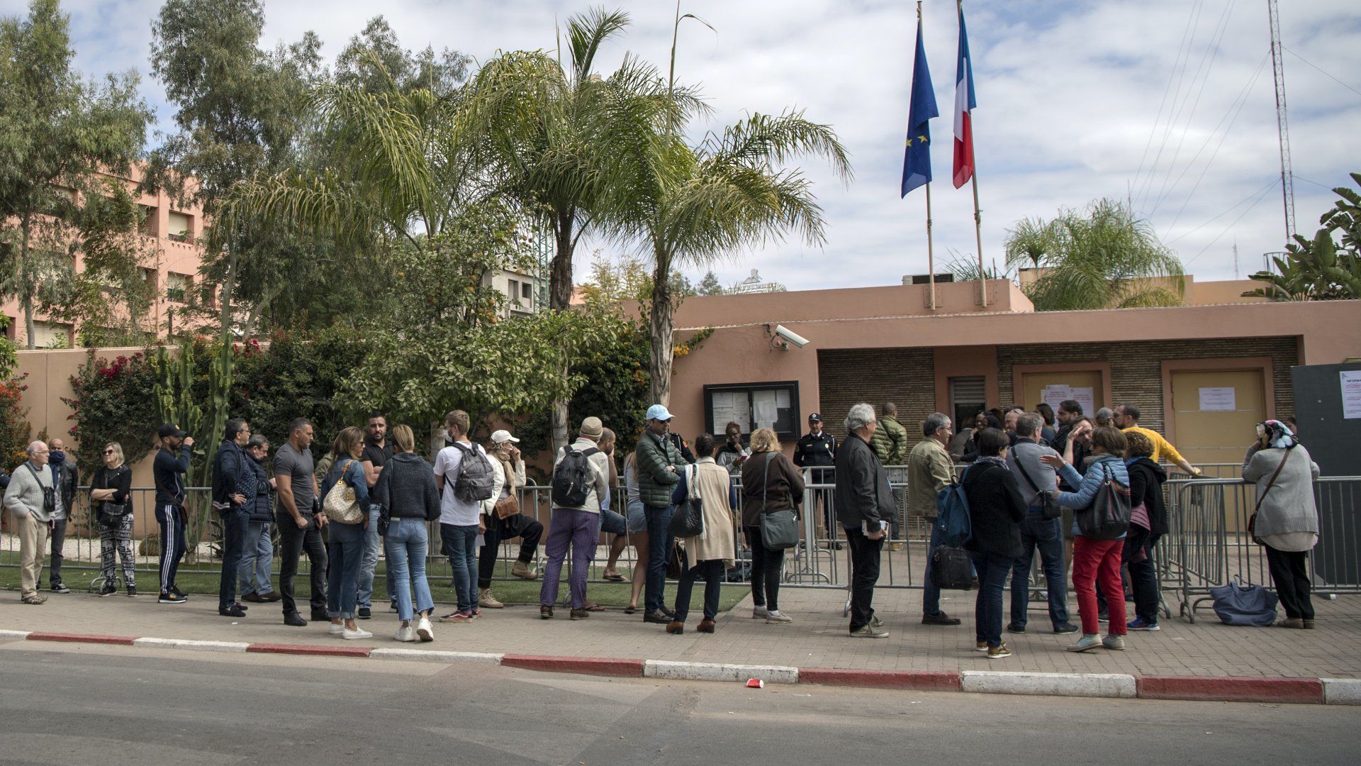 Francia állampolgárok állnak sorban a francia konzulátus épülete előtt a marokkói&nbsp;Marrákesben 2020. március 17-én (Fotó: Fadel Senna / AFP)